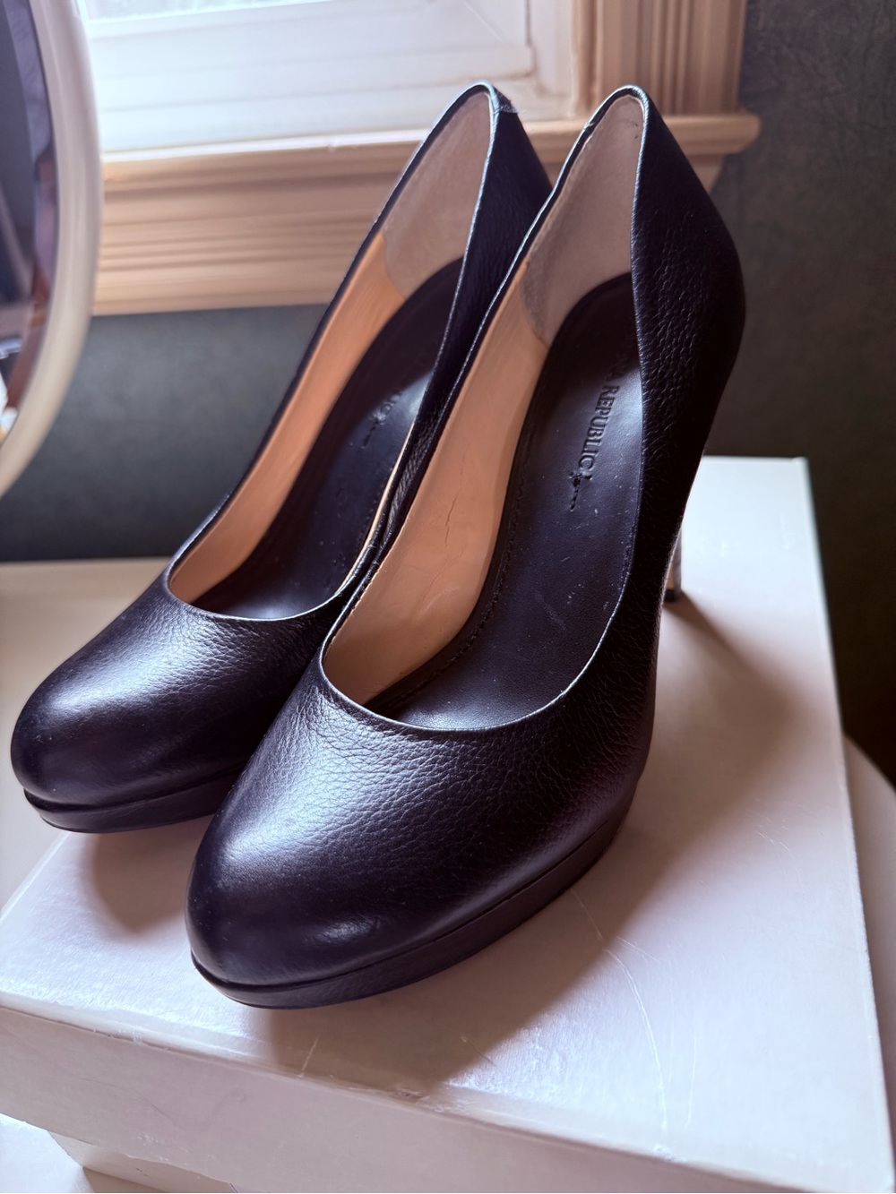 Banana Republic Classic Black Leather High Heel Pumps
